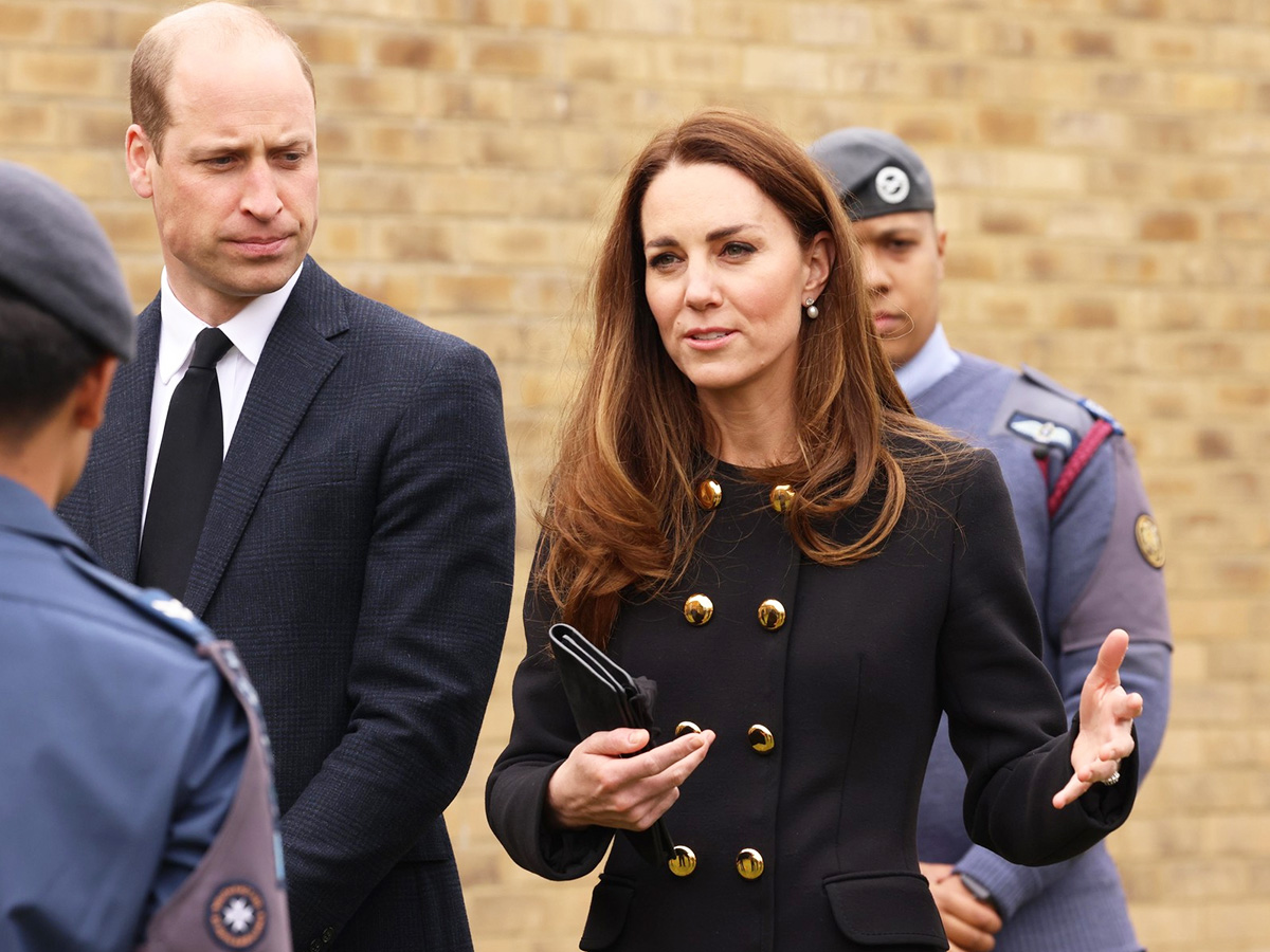 Герцог и герцогиня Кембриджские общаются с курсантами во время посещения 282-й эскадрильи авиационного учебного корпуса Ист-Хэм в восточном Лондоне, 21 апреля 2021